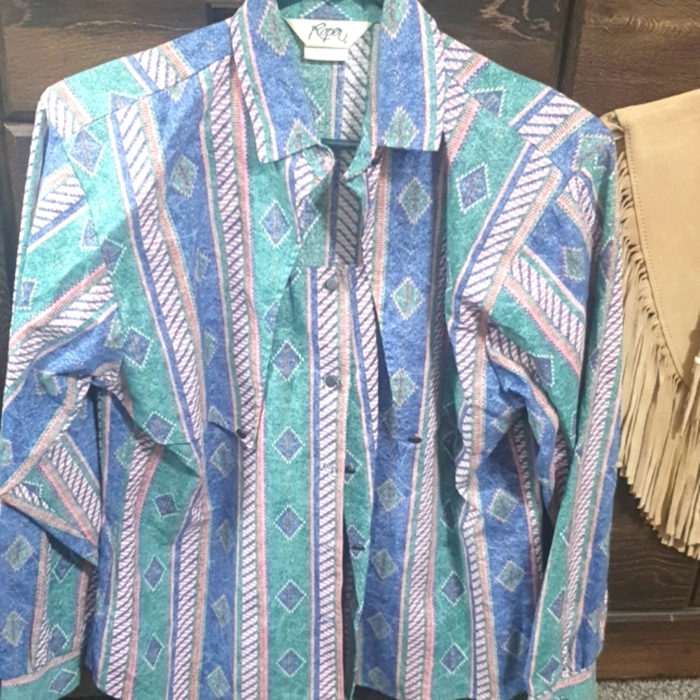 Roper western double breasted ladies shirt size medium. Looks new.